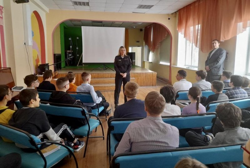 Сотрудники отдела полиции № 8 встретились с учащимися средних школ Верх-Исетского района и ГБОУ "Речевой центр"