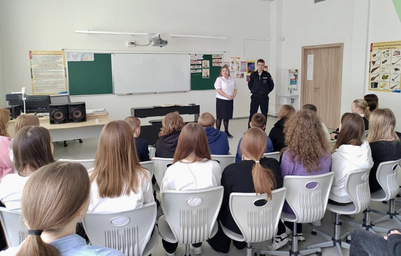 Сотрудники отдела полиции № 8 встретились с учащимися средних школ Верх-Исетского района и ГБОУ 